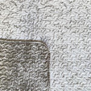 Reversible Queen quilt set with 2 shams.